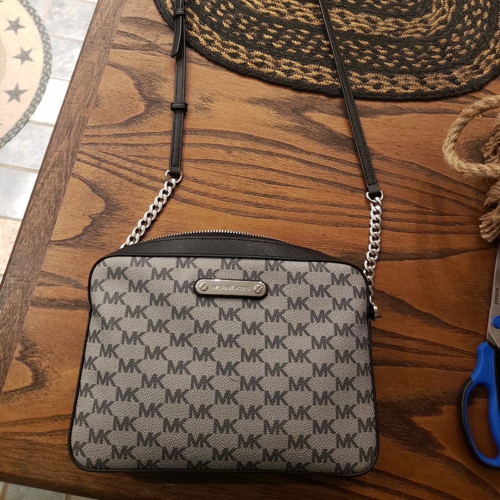 Michael kors crossbody